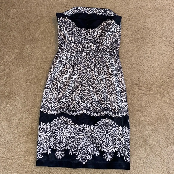 ⚪️⚫️White House Black Market Strapless Dress - Picture 9 of 13